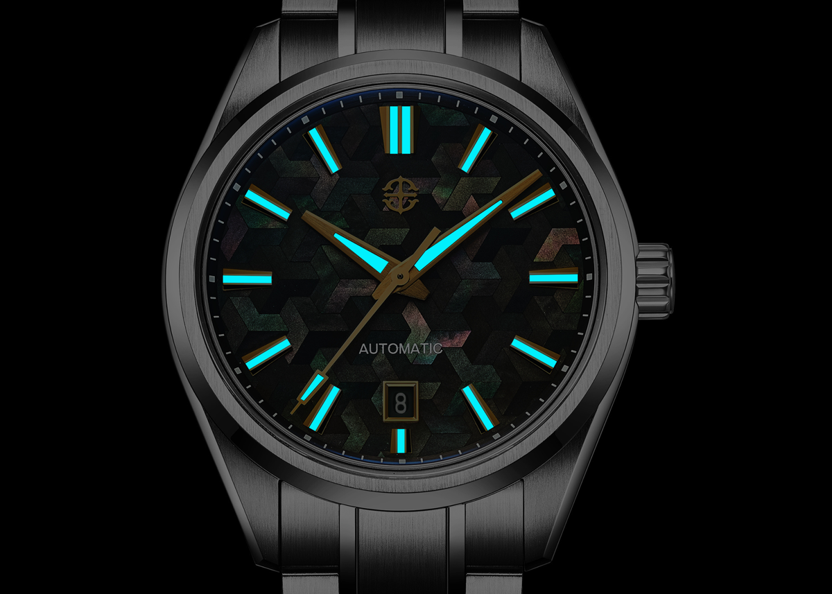 Super-LumiNova luminous dial detail