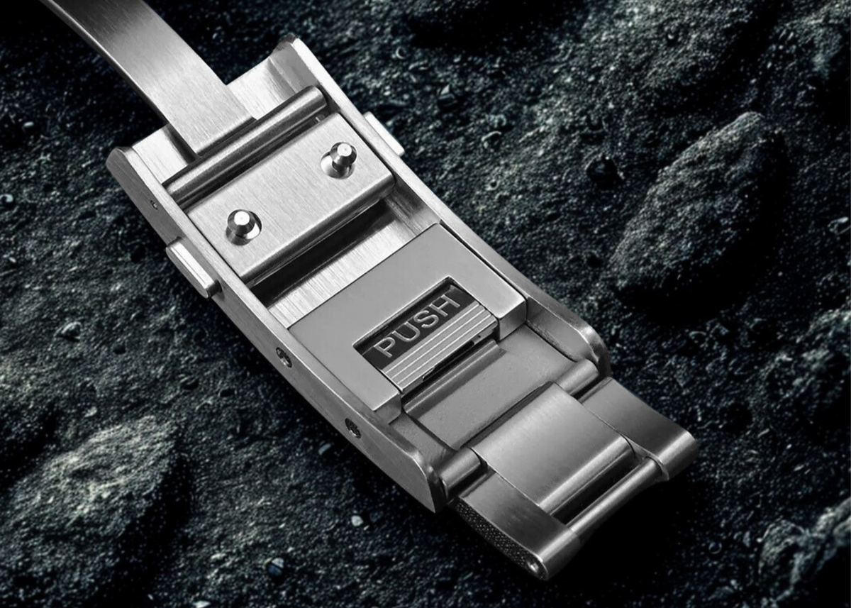 Adjustable watch bracelet clasp detail